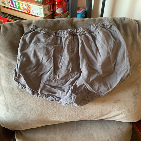 Short shorts - Picture 2 of 2